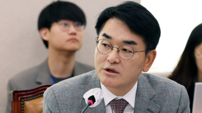 박용진 더불어민주당 의원이 의원 의정활동 평가에서 하위 10% 통보를 받고 난 후 재심을 신청하겠다고 주장했다. 사진은 박용진 더불어민주당 의원이 지난 2023년 10월 서울 여의도 국회에서 열린 국정감사에 참석해 질의하는 모습. /사진=뉴스1