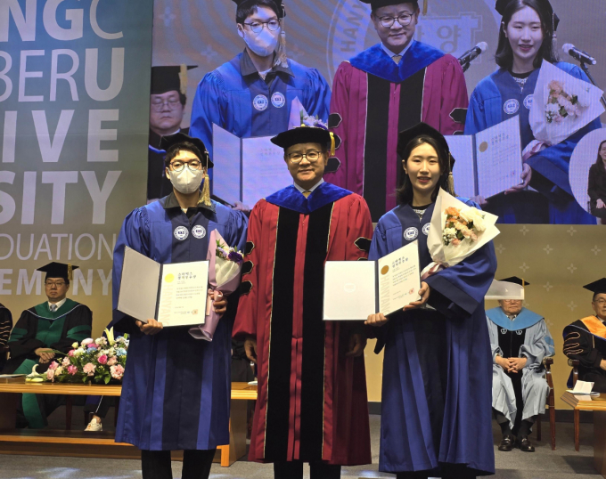 스타벅스의 학사 학위 취득 프로그램으로 학위를 받은 누적 졸업생이 400명을 돌파했다. 스타벅스 파트너 성적 우수상 수상자들이 기념 촬영을 하고 있다. /사진=스타벅스 코리아