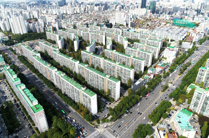 오는 21일 오후 1시30분부터 3시까지 강남구민회관 대강당에서 강남구가 주최하는 재건축 정비사업 아카데미가 열린다. 사진은 강남구 재건축 대어로 불리는 대치동 은마아파트 전경./사진=강남구청