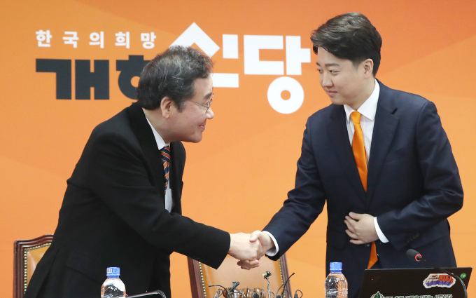 20일 이준석 개혁신당 공동대표가 이낙연 개혁신당 공동대표와 합당이 끝난 것이냐는 질문에 "어떤 확정적인 통보도 받지 못했다"고 말했다. 사진은 이낙연(왼쪽)·이준석 공동대표가 지난 19일 서울 여의도 국회에서 열린 개혁신당 최고위원회의에서 악수를 나누는 모습. /사진=뉴스1