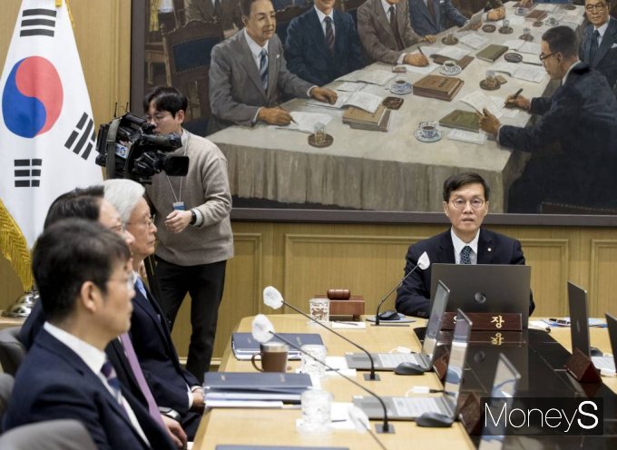 이창용 한국은행 총재가 11일 서울 중구 남대문로 한국은행 본관에서 진행된 올해 첫 금융통화위원회 정례회의에 참석, 회의를 주재하고 있다. /사진=임한별 기자