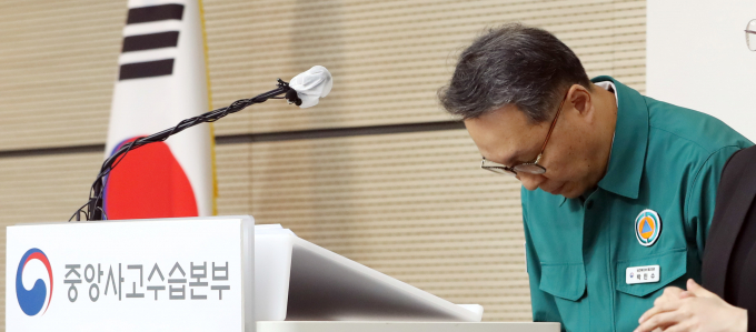 박민수 중앙사고수습본부 부본부장(보건복지부 제2차관)이 20일 오전 세종시 정부세종청사에서 의료개혁과 의사 집단행동에 대한 정부의 입장을 발표하기에 앞서 인사하고 있다. /사진=뉴스1