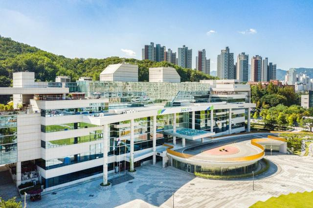 경기도일자리재단이 중장년층의 경력과 전문성을 활용해 강사로 활동할 수 있도록 하는 '2024년 기회대학 기회강사 양성과정' 참여자를 모집한다. 사진은 경기도청 북부청사 전경. / 사진제공=경기북부텅