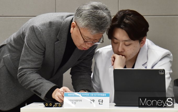 [머니S포토] 대전협 긴급 총회, 의견 나누는 김택우 비대위 · 박단 회장