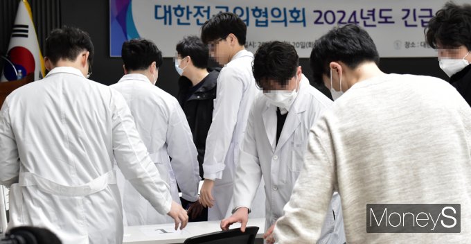 [머니S포토] 병원 떠난 '전공의' 한자리에 모였다