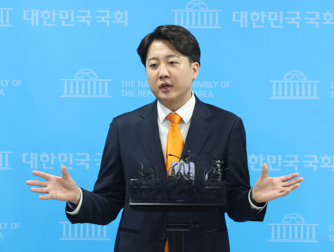 20일 이준석 개혁신당 대표가 기자회견을 통해 이낙연 새로운미래 대표와의 통합이 좌초한 것에 대해 "참담한 마음으로 국민들께 사과드린다"고 말했다. 사진은 이준석 대표가 20일 서울 여의도 국회 소통관에서 열린 이낙연 공동대표의 합당 철회 선언 관련 기자회견을 마치고 취재진의 질문을 받는 모습. /사진=뉴스1