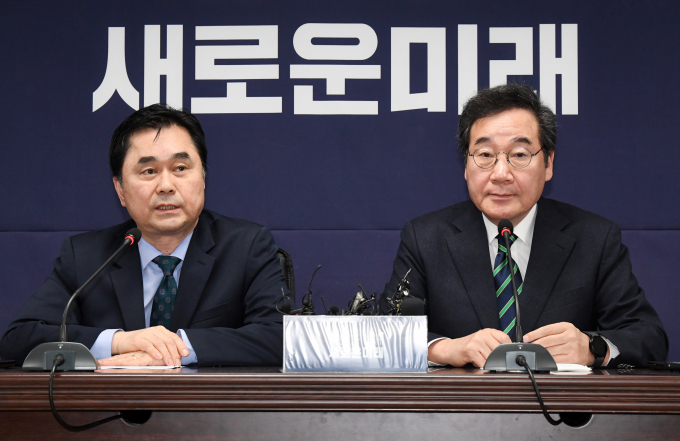 이낙연 새로운미래 공동대표가 20일 이준석 대표의 개혁신당과의 통합을 철회했다. 사진은 이낙연, 김종민 새로운미래 공동대표가 20일 오전 서울 영등포구 새로운미래 당사에서 현안 관련 기자회견을 하고 있는 모습. /사진=뉴시스