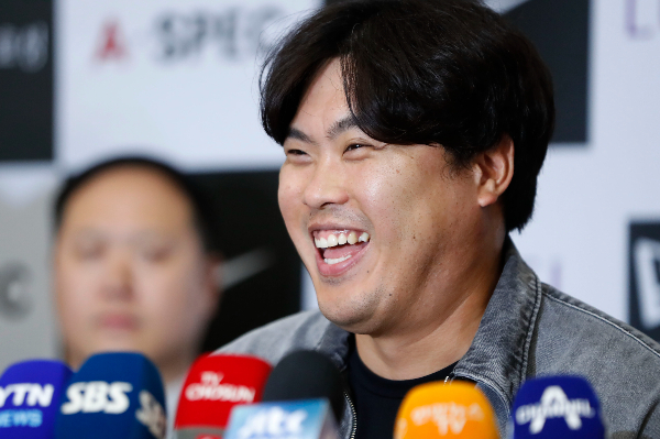 류현진이 한화 이글스로 돌아온다. 사진은 지난해 10월18일 인천국제공항을 통해 귀국해 취재진 질문에 답변하며 활짝 웃고 있는 류현진. /사진=뉴시스