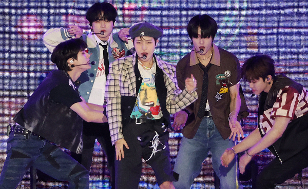 SM 엔터테인먼트 소속 보이그룹 '엔시티 드림'이 오는 5월부터 세 번째 월드 투어(2024 NCT DREAM WORLD TOUR 'THE DREAM SHOW 3')를 돈다. 사진은 엔시티 드림이 지난해 10월8일 오후 서울 강남구 청담역 인근 영동대로에 열린 '영동대로 KPOP 콘서트'에서 열정적인 무대를 선보이는 모습. /사진=뉴스1
