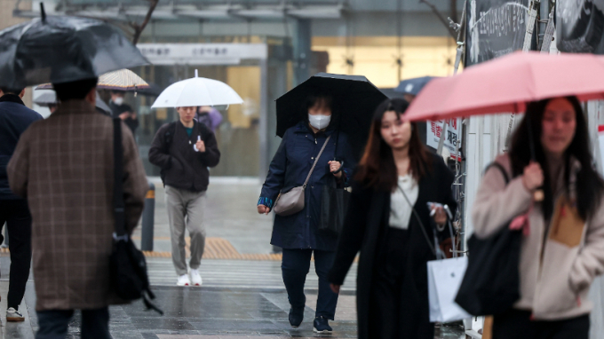 21일 전국이 흐린 가운데 새벽부터 밤까지 전국에 걸쳐 비가 내릴 전망이다. 누적 강수량은 최대 80㎜다. 사진은 지난 19일 비가 내리는 아침 서울 종로구 세종대로에서 우산을 쓴 시민들이 걸어가는 모습. /사진=뉴시스