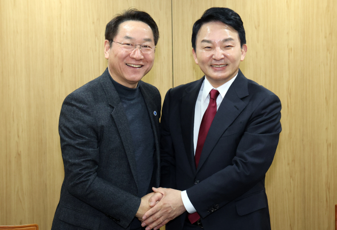 20일 원희룡 전 국토교통부 장관이 이재명 더불어민주당 대표의 2선 후퇴설을 지적했다. 사진은 유정복 인천광역시장과 원 전 장관(오른쪽)이 지난 19일 인천광역시 시장실에서 인사를 나누는 모습. /사진=뉴스1