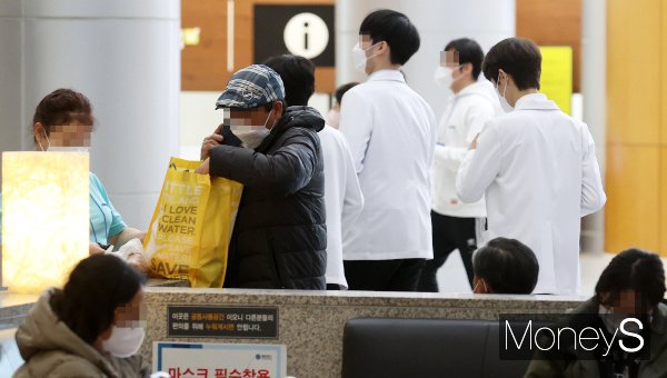 전공의 파업에 따라 수술 취소, 입원 지연 등 제때 치료를 받지 못하고 있다는 사연이 온라인 커뮤니티에 속속 올라왔다. 사진은 서울 한 대형 종합병원에서 의료진이 발걸음을 옮기는 모습. / 사진=임한별기자