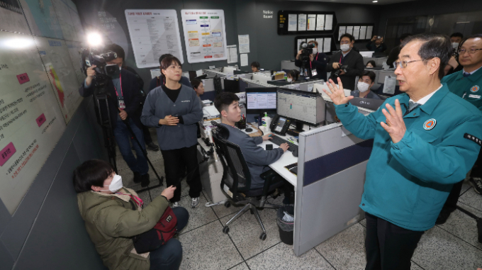 한덕수 국무총리가 여러 병원의 전공의들이 환자를 두고 병원을 떠나는 모습을 두고 의료 시스템 공백에 대한 우려를 나타냈다. 사진은 한덕수 국무총리가 19일 오후 서울 중구 중앙응급의료상황실을 방문한 모습. /사진=뉴스1