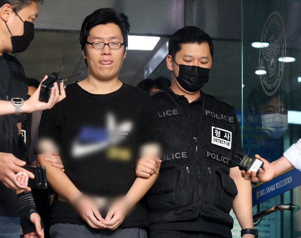 신림동 등산로 살인사건의 피해자 유족이 피해자의 순직 심사를 앞두고 심경을 밝혔다. 사진은 지난해 8월 서울 관악경찰서에서 검찰로 송치되고 있는 최윤종. /사진= 뉴스 1