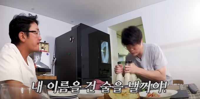 가수 성시경이 증류식 소주 '경소주'를 출시한다. 사진은 성시경이 본인의 유튜브에서 술 출시 계획을 알리는 모습. /사진=성시경 유튜브 캡처