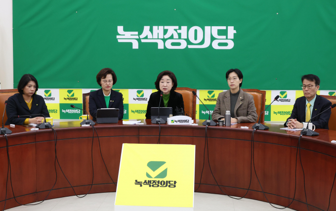 녹색정의당이 심상정 의원을 신임 원내대표로 추대했다. 사진은 20일 오전 서울 여의도 국회에서 열린 원내대표 선출식에서 소감을 밝히고 있는 심 원내대표. /사진=뉴시스