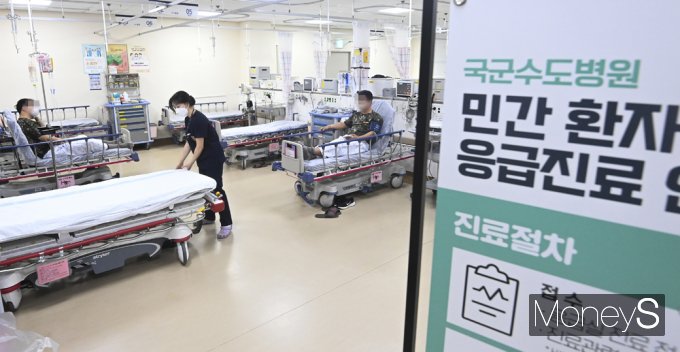 [머니S포토] 의료대란 가시화, 군병원 민간 환자 응급진료받는다