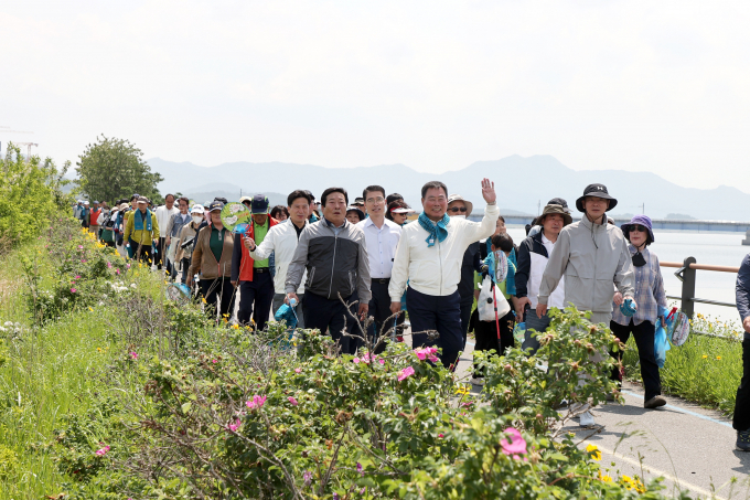                          지난해 남악수변공원 일원에서 열린  제1회 무안산책로걷기대회. 김산군수가 손을 흔들며 인사하고 있다./무안군