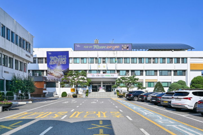 포천시는 온실가스를 감축하고 탄소중립 실천 문화를 확산하기 위해 매년 자동차 탄소중립포인트제를 운영하고 있다고 20일 밝혔다. 사진은 포천시청사 전경. / 사진제공=포천시