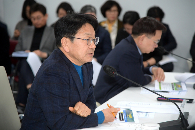 강기정 광주광역시장이 20일 오전 시청 소회의실에서 열린 ‘2024년도 스포츠‧관광 분야 업무보고회’에서 관련정책을 논의하고 있다./사진=광주시