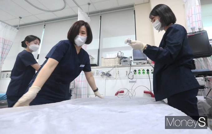 [머니S포토] 전공의 집단 사직에 국군병원 민간 개방, 분주한 의료진