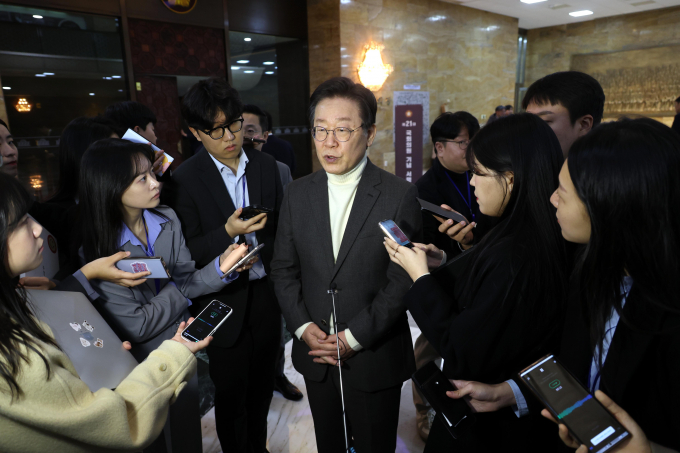 더불어민주당 공천관리위원회가 하위 20% 현역 의원에게 평가 결과를 공식 통보하면서 당내 공천 잡음이 시끄러워지고 있다. 사진은 이재명 민주당 대표가 20일 서울 여의도 국회 로텐더홀에서 공천관련 취재진의 질문에 답변하는 모습. /사진=뉴시스