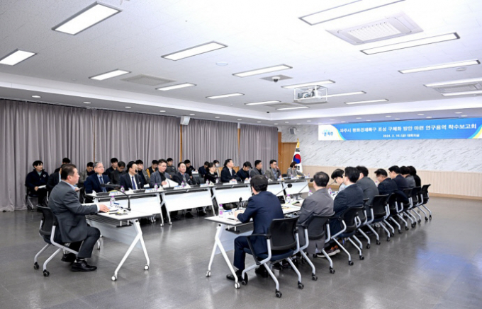 김경일 파주시장이 16일 ‘평화경제특구 조성사업 구체화 방안 마련 위한 연구용역 착수보고회’를 주재하고 있다. / 사진제공=파주시