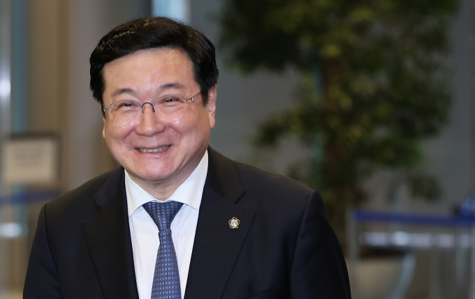 이찬희 삼성 준법감시위원회 위원장이 20일 서울 서초구 삼성생명 서초타워에서 열린 준법감시위원회 3기 첫 정기회의에 참석하며 취재진의 질문에 답하고 있다. / 사진=뉴스1 김성진 기자