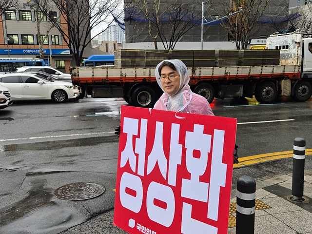 정상환 국민의힘 대구 수성 갑 국회의원 예비후보가 20일 지역구에서 선거운동을 하고 있다. /사진제공=국민의힘 정상환 대구 수성 갑 국회의원 예비후보  선거사무소