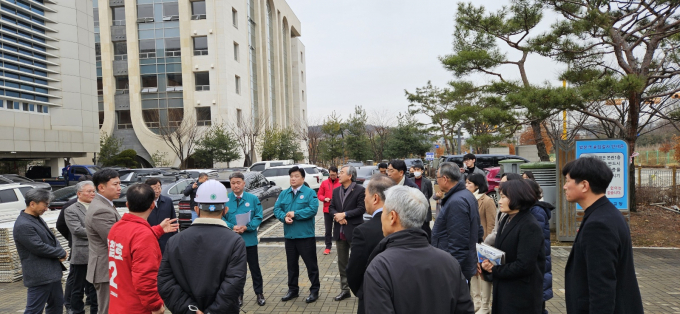 김정호 대표의원을 비롯한 국민의힘 경기도의회 관계자들이 20일 지난달 발생한 화재로 피해 복구가 한창인 김포 솔터고등학교를 방문해 조속한 복구와 학업 정상화를 당부하고 있다. / 사진제공=경기도의회
