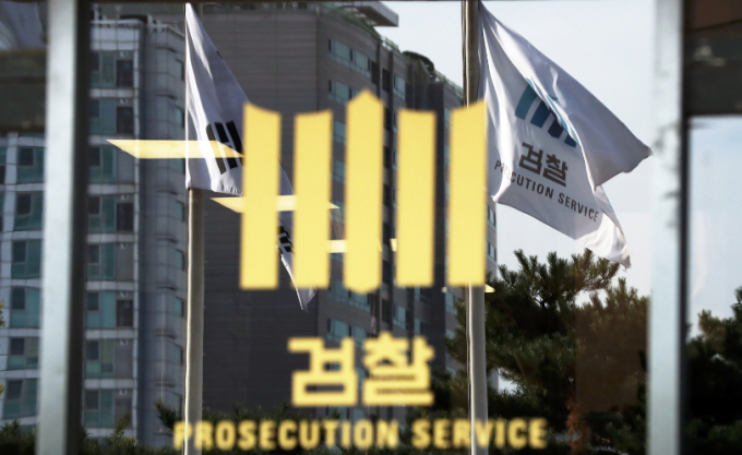 20일 검찰이 대리운전을 하다 윤석열 대통령의 친구인 대형 로펌 변호사를 사망케 한 혐의로 재판에 넘겨진 대리운전 기사에게 내려진 1심 판결에 불복하고 항소를 제기했다. 사진은 검찰청 유리에 붙어있는 검찰 마크.  /사진=뉴시스 