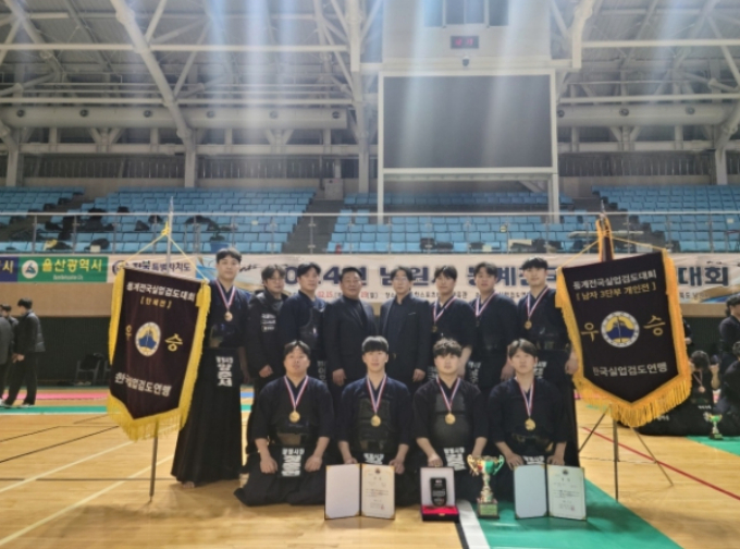 광명시는 시청 검도팀이 지난 16일부터 19일까지 한국실업검도연맹 주최로 전북 남원시 춘향골체육관에서 열린 2024 동계 전국실업검도대회에서 단체전 우승과 개인전 3단부 우승을 차지했다고 20일 밝혔다. / 사진제공=광명시