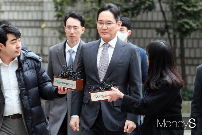 이재용 삼성전자 회장이 지난 5일 서울 서초구 서초동 서울중앙지방법원에서 열린 '회계부정·부당합병' 관련 1심 선고 공판에 출석하고 있다. / 사진=임한별 기자 