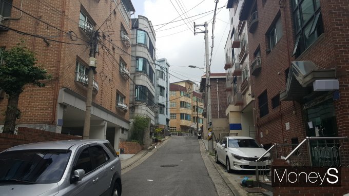 서울 고가원룸의 전세 가격 양극화가 다소 둔화됐다는 조사 결과가 나왔다. 사진은 서울 한 대학가 인근의 원룸 골목. /사진=김창성 기자