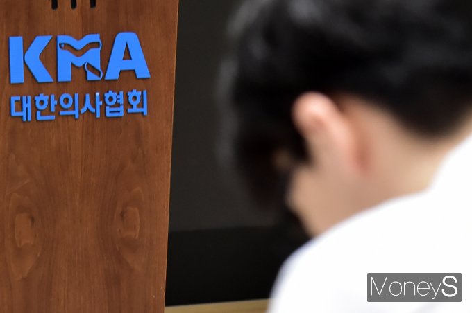 20일 열린 대한전공의협회 2024년도 긴급 임시대의원총회에 의사들이 참석해 대응방안을 논의하고 있다. /사진=임한별 기자