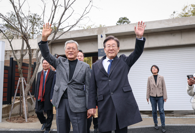문재인 전 대통령이 이준석 개혁신당 대표와 이재명 더불어민주당 대표를 비난하는 인터넷 게시물에 '좋아요'를 눌렀다가 취소했다. 사진은 지난 4일 이재명 대표가 문 전 대통령을 예방해  함께 지지자들을 향해 손을 흔들고 있는 모습. /사진=뉴시스(더불어민주당)
