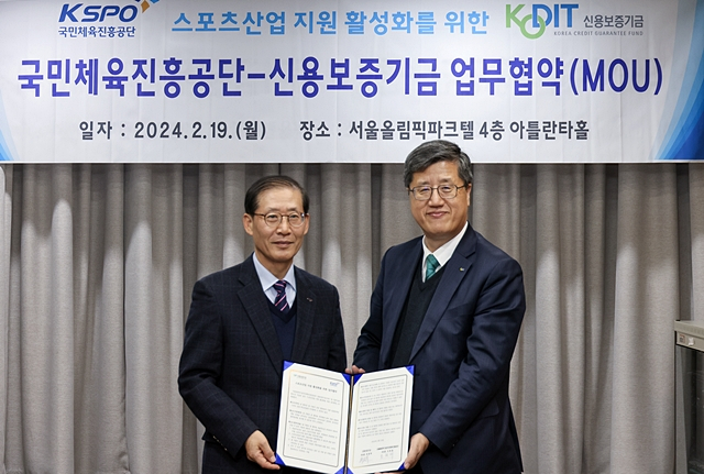 최원목 신보 이사장(오른쪽)과 조현재 서울올림픽기념국민체육진흥공단 이사장(왼쪽)이 19일 서울올림픽파크텔에서 스포츠산업 지원 활성화를 위한 업무협약을 체결한 뒤 포즈를 취하고 있다./사진제공=신용보증기금