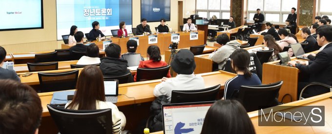 [머니S포토] 패널 질의 다변하는 서정진 셀트리온 회장