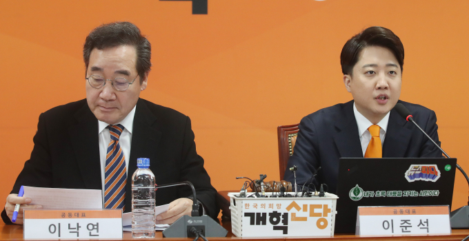 이낙연 공동대표와 이준석 대표는 지난 19일 총선 선거 지휘권을 놓고 대립하는 모습을 보인 바 있다. 사진은 이준석 대표(오른쪽)가 지난 19일 오전 서울 여의도 국회에서 열린 개혁신당 최고위원회의에서 발언하는 모습. /사진=뉴스1