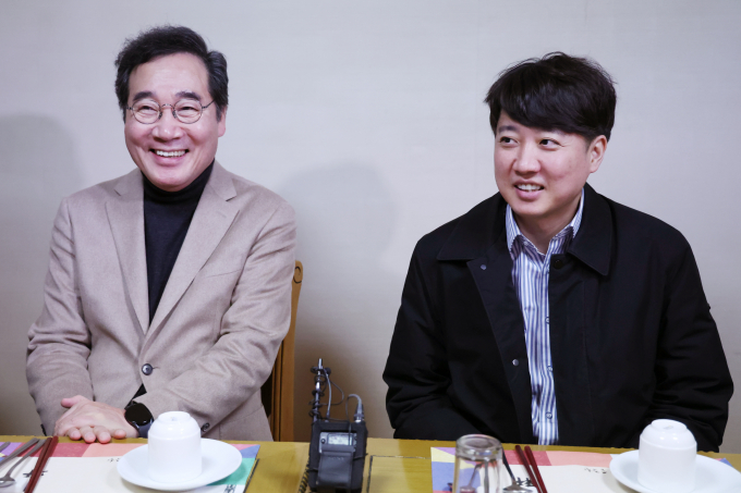 지난 9일 신중함 끝에 이낙연 공동대표와 이준석 대표는 합당을 선언했다. 사진은 이낙연 공동대표(왼쪽)와 이준석 대표가 지난 11일 서울 종로구의 한 식당에서 열린 '제1차 개혁신당 임시 지도부 회의'에서 만난 모습. /사진=뉴스1