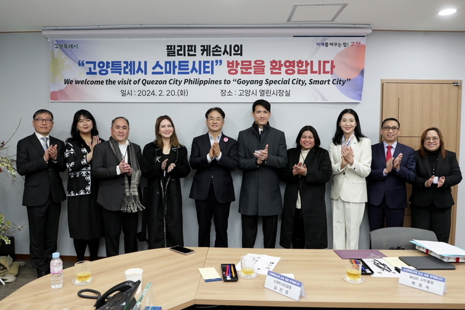 이동환 고양시장(오른쪽 여섯번째)이 20일 고양시청에서 지안 카를로 지 소토 필리핀 케손시 부시장(오른쪽 다섯번째)을 비롯한 필리핀 케손시 대표단을 접견한 자리에서 박수를 치고 있다. / 사진제공=고양특례시 