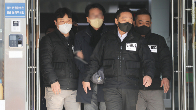 이재명 더불어민주당 대표를 습격한 혐의로 기소된 김모씨(66)가 20일 열린 첫 재판에서 공소사실 자체는 인정하지만 범행동기에 대해 다툼의 여지가 있다고 주장했다. 사진은 지난달 10일 부산 연제구 연제경찰에서 검찰로 송치되는 김씨. /사진=뉴스1