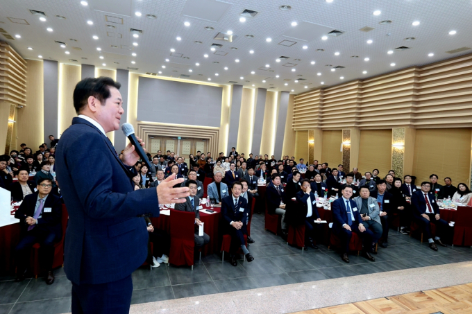 최대호 안양시장이 20일 안양과천상공회의소에서 열린 '상공인 초청 조찬 간담회'에서 시정 운영 방향을 설명하고 있다. / 사진제공=안양시