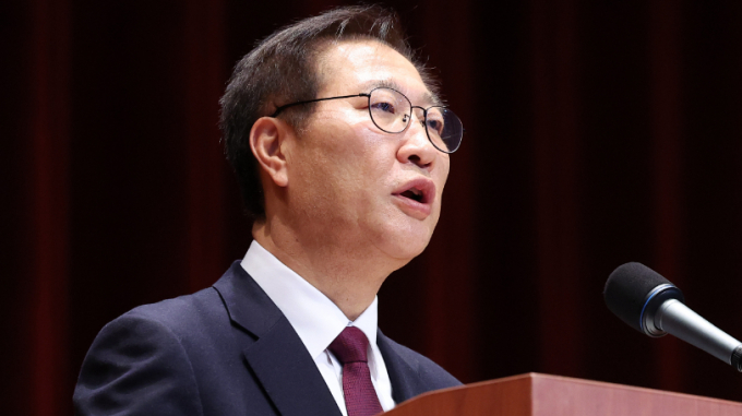 신임 법무부 장관으로 취임한 박성재 장관이 20일 오후 5시30분쯤 경기 정부과천청사 법무부에서 진행된 취임식에서 검찰들을 향해 스스로 자세를 가다듬고 사명감을 되찾아야 한다고 지적했다. 사진은 이날 취임식에서 취임사하는 박 장관. /사진=뉴스1