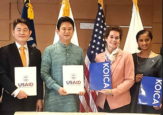  코이카(KOICA·한국국제협력단)가 미국 국제개발처(USAID) 인도 사무소와 포괄적 개발협력 파트너십을 강화하는 내용의 업무협약서(MOU)를 체결했다. 20일 오전(현지시각) 인도 뉴델리 미국 대사관에서 개최된 '코이카-미국 국제개발처(USAID) 인도 사무소  간 포괄적 개발협력 파트너십 추진을 위한 업무협약(MOU) 체결식'에서 (왼쪽부터) 장우찬 코이카 인도 주재관, 임상우 주인도한국대사관 공사, 패트리샤 라시나(Patricia A. Lacina) 주인도미국대사관 공사, 비나 레디(Veena Reddy) USAID 인도사무소장이 기념사진을 촬영하고 있다. /사진=코이카