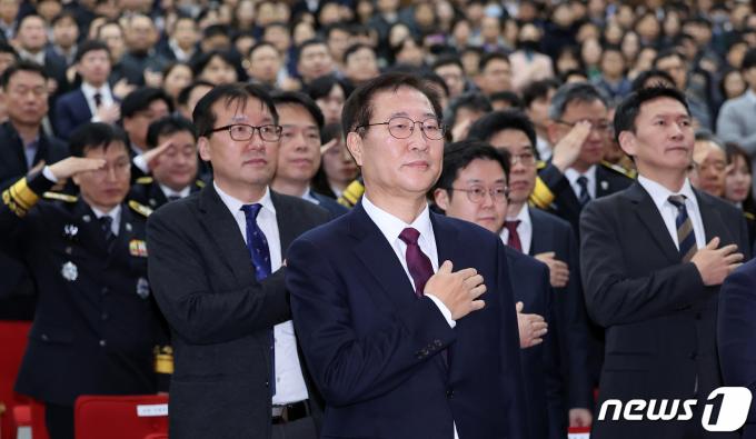 [사진] 국기에 대한 경례하는 박성재 신임 법무부 장관