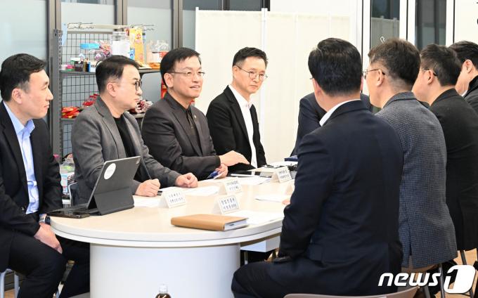 [사진] 벤처·스타트업서 간담회 하는 최상목 부총리
