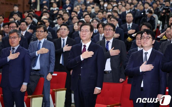 [사진] 국기에 대한 경례하는 박성재 신임 법무부 장관