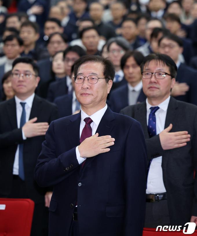 [사진] 국기에 대한 경례하는 박성재 신임 법무부 장관