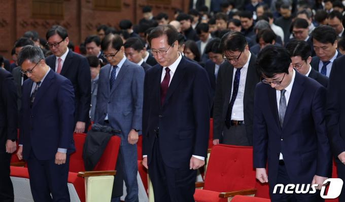 [사진] 묵념하는 박성재 법무부 장관